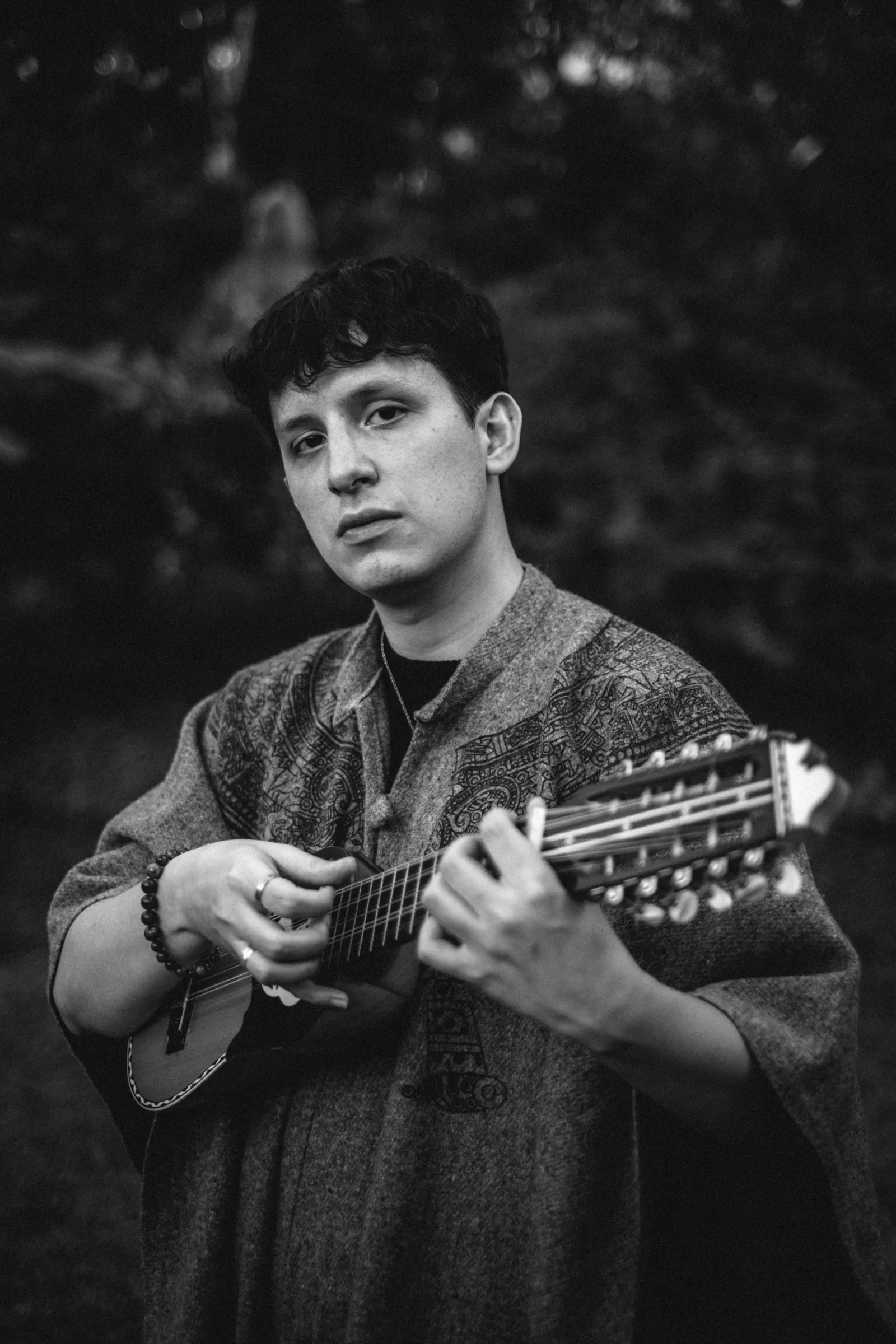 Chéri tocando el charango, en blanco y negro